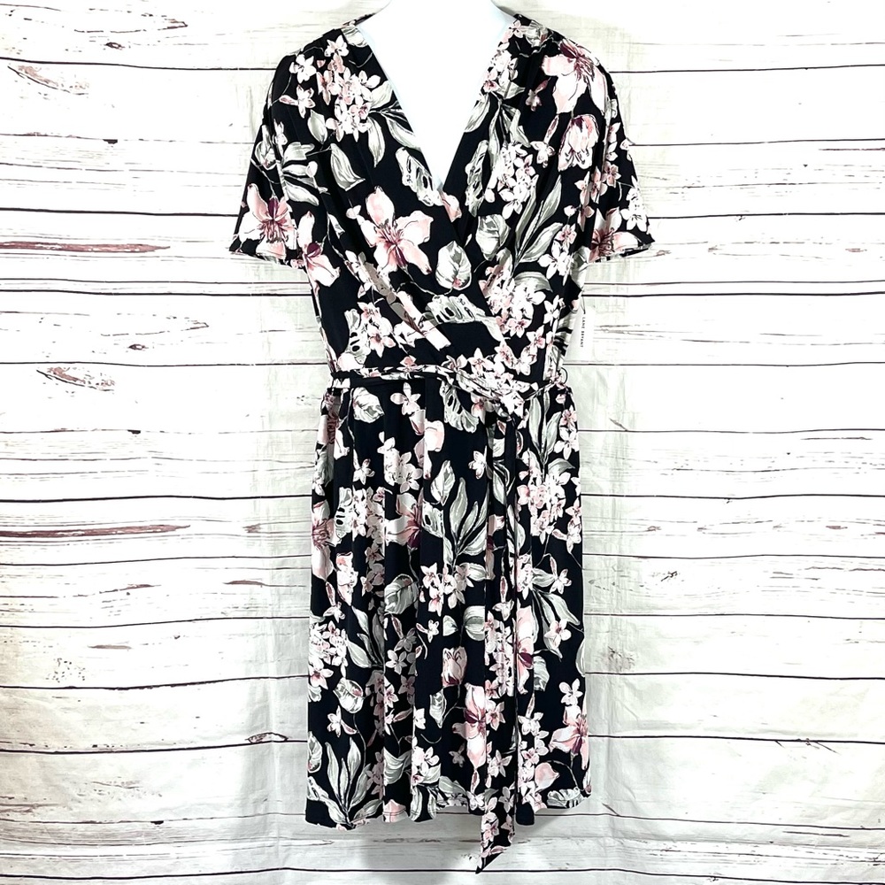 Lane Bryant Faux Wrap Dress Size 22/24 Short Sleeve Floral V-Neck Black Belted